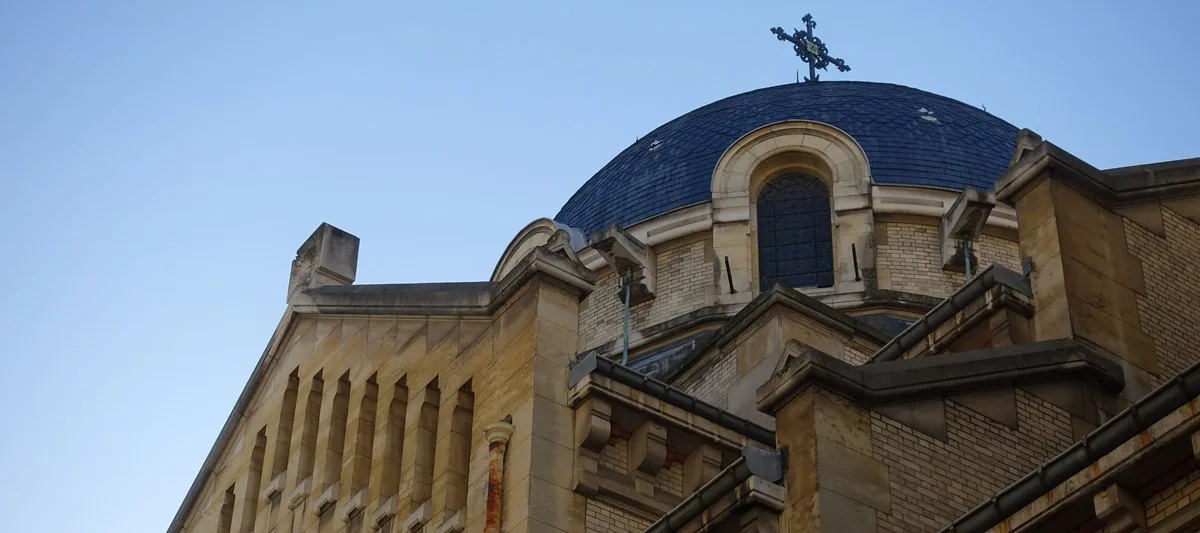 Cúpula azul de la catedral ortodoxa griega de San Esteban (Agios Stefanos) en París, donde se casó Nieves Álvarez