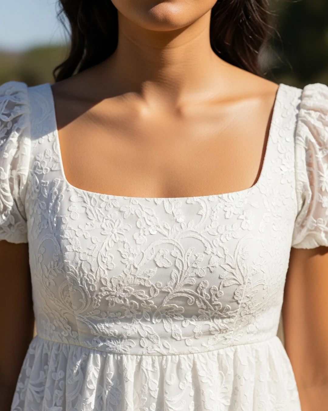 Novia con vestido de escote cuadrado y tirantes anchos en tejido liso