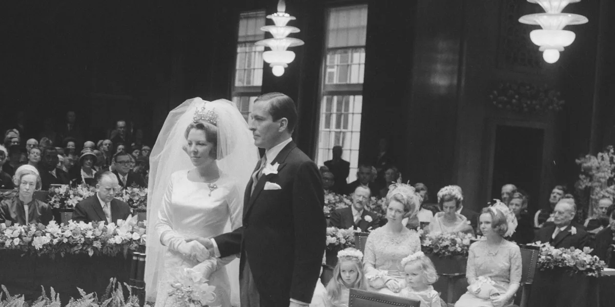 Boda de la princesa Beatriz de Holanda y el príncipe Claus von Amsberg, 10 de marzo de 1966, firmando el registro civil